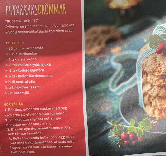 Pepparkaksdrömmar med recept i bild, dekorerade med band och lingonkvist, bredvid instruktioner för bakning på röd bakgrund.
