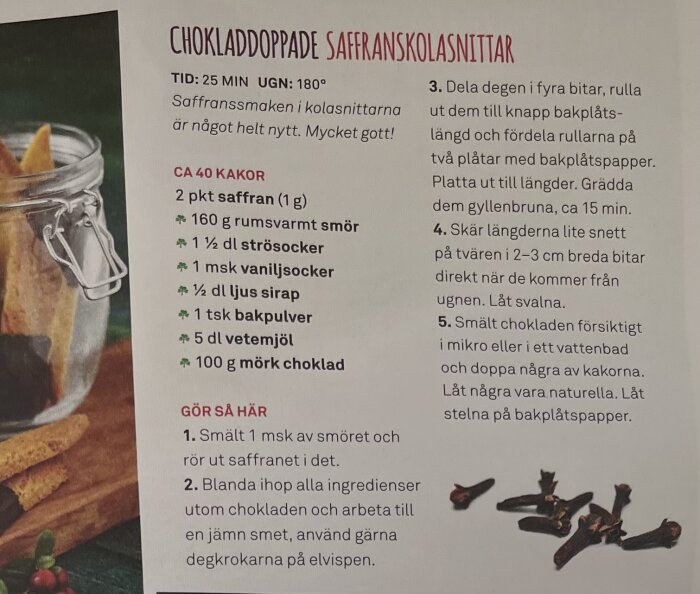 Receptbild för chokladdoppade saffranskolasnittar med ingredienser och instruktioner.
