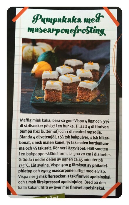 Pumpakaka med mascarponefrosting toppad med rivet apelsinskal och dekorerad med små pumpor i bakgrunden. Recept och dekorationstips.