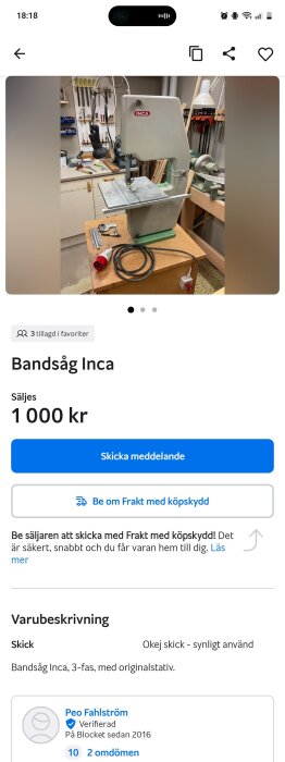 Bandsåg från märket Inca med stativ, placerad på träbord. Verktyg och kabel synliga bredvid sågen i verkstadsmiljö.