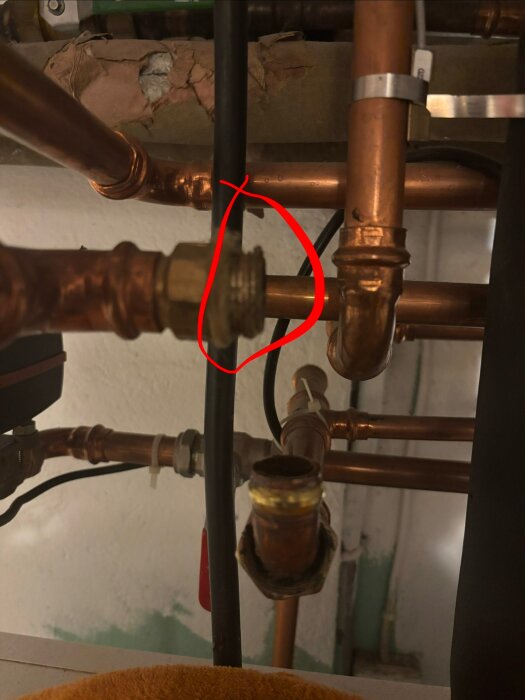 Gammal säkerhetsventil med markerad nippel på kopparrör, svår att lossa. Fråga om rörtång kan användas istället för polygrip.