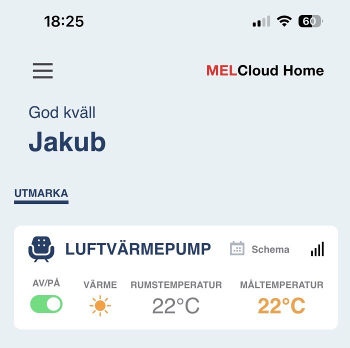 Luftvärmepumpens inställningar visas på en skärm: rumstemperatur och målmåltemperatur båda 22°C, med systemet påslaget.