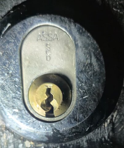 ASSA lås med SCD-stämpel som är monterat på dörr, med problem att nyckeln inte kan sättas in på grund av ett internt fel.