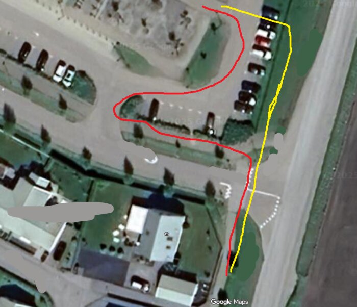 Flygbild över skolområde med nyanlagd cykelväg markerad i gult och gammal cykelväg i rött.