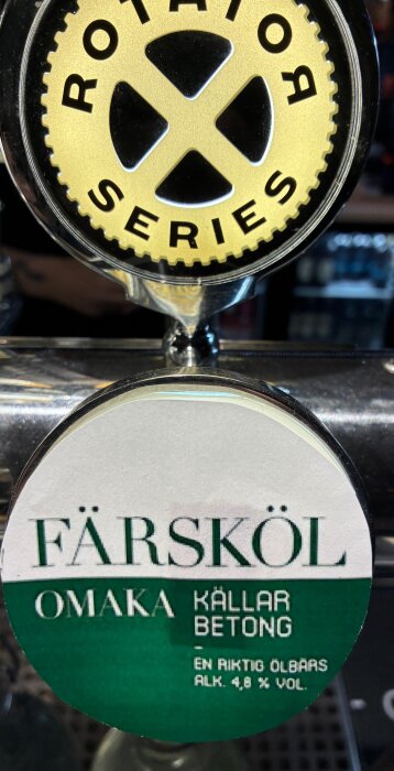 Ölkran för Färsköl från Omaka, Källar Betong, med alkoholhalt 4,8%. Märkt som en del av Rotare-serien.