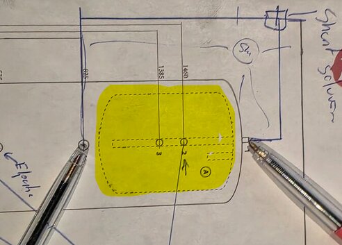 Ritningsskiss med markerat område som verkar illustrera en varmvattenberedare eller komponent i en ackumulatortank.
