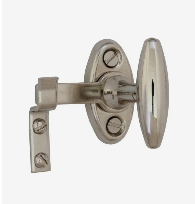 Modernt fönsterhandtag i metall med ovalt grepp och synliga skruvar, monterat mot en vit bakgrund.