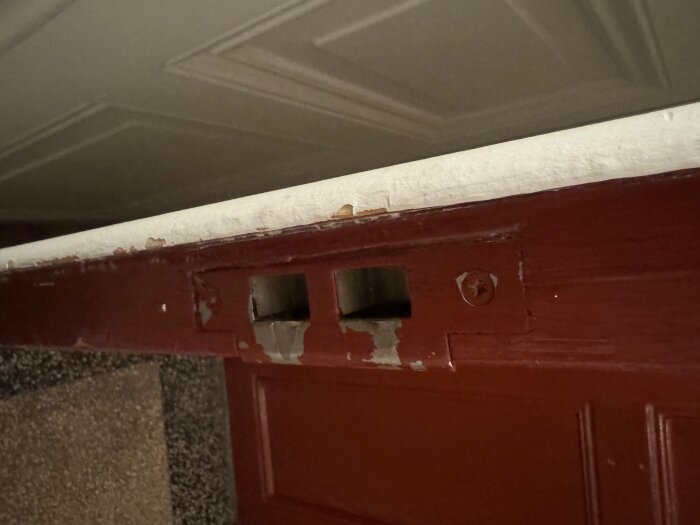 Överdel av gamla pardörrar med urtag för låsinstallation, delvis avskavd färg, i ett diskussionsforum om Yale Doorman-lås.