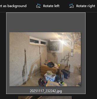 Byggprojekt i garage med verktyg och kartonger på golvet; felaktig bildrotation i forumet.