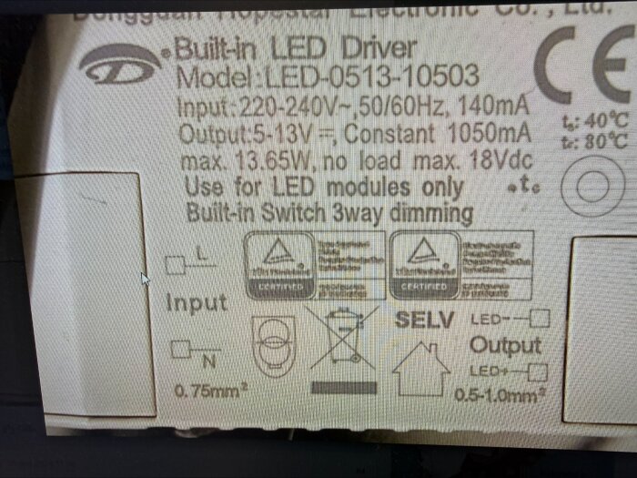 Ingångsspecifikationer och utgångsspecifikationer för LED-drivdonet för lampan, inklusive spänning, ström och dimmerfunktioner.