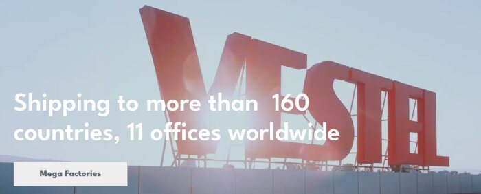 Stor röd skylt med texten "VESTEL" mot blå himmel, textöverlagring om global frakt till över 160 länder och 11 kontor världen över.