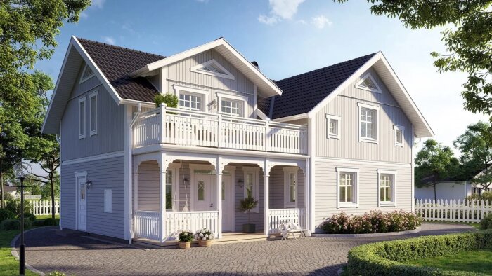 Vit tvåvåningsvilla med veranda och trädgård, omgiven av grönska och blå himmel, inspirerad av husmodellen Kaptensgården.