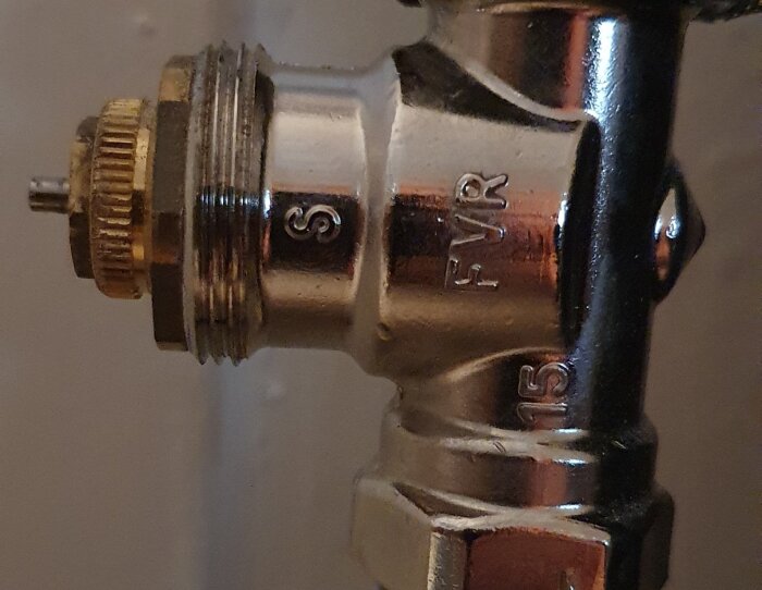 Ventil med beteckningarna "FVR" och "15" synlig, troligen del av ett värmesystem. Förfrågan om kompatibel förinställningsnyckel.