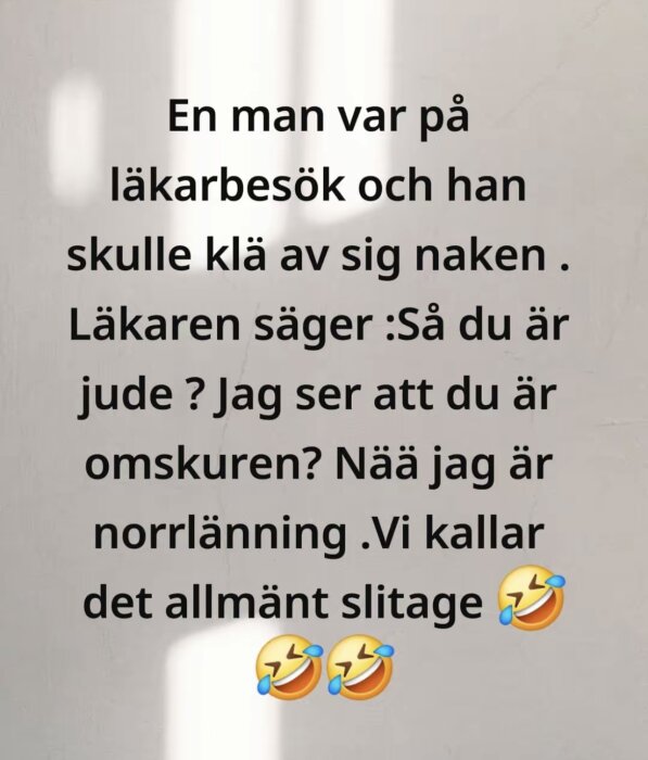 Skämttext om en man på läkarbesök där läkaren kommenterar på omskärelse; mannen svarar han är norrlänning, med bilder av skrattande emojis.