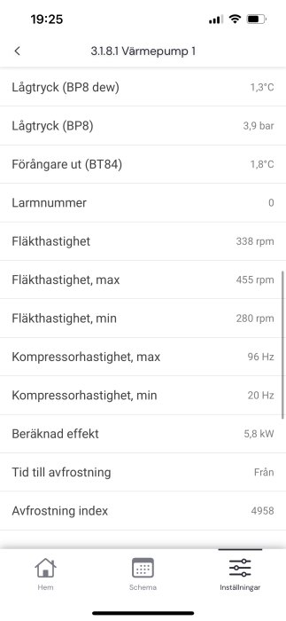Bild av en digital skärm som visar inställningar för en värmepump, inklusive lågtryck, fläkthastigheter och kompressorhastigheter.