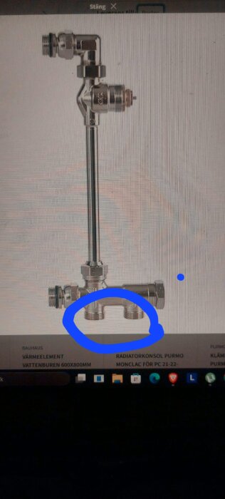 Ventil med flera röranslutningar, vissa markerade med blå cirkel, på en vit bakgrund.