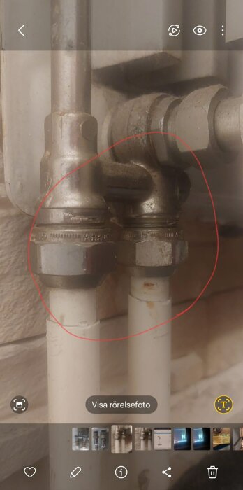 Två metallrör med märkning R15 och G15 kopplade med vinkelformad anslutning, omgivna av en röd markering.