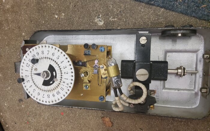 Urverk av hög kvalitet med kvicksilverbrytare, tidstariffvisning och kablar, installerat i ett hus med knopp och tråd el i källaren.