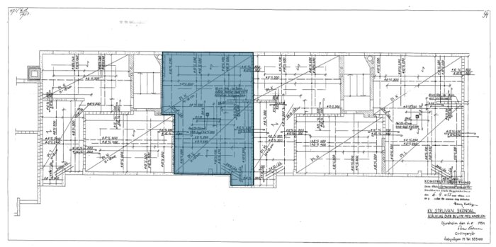 Ritning av lägenhet med markerade väggar i rött och grönt för att visa den planerade rivningen och förlängningen av köket mot sovrummet.