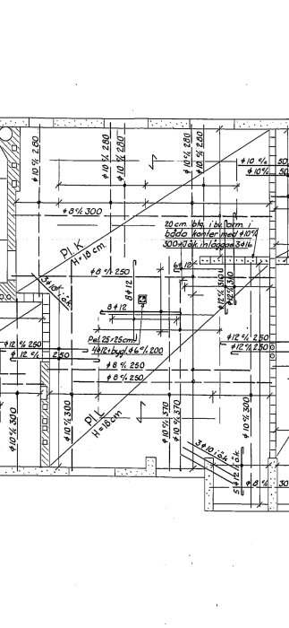 Byggnadsritning med mått och detaljerade anteckningar för väggar och pelare, inklusive dimensioner och förstärkningar.