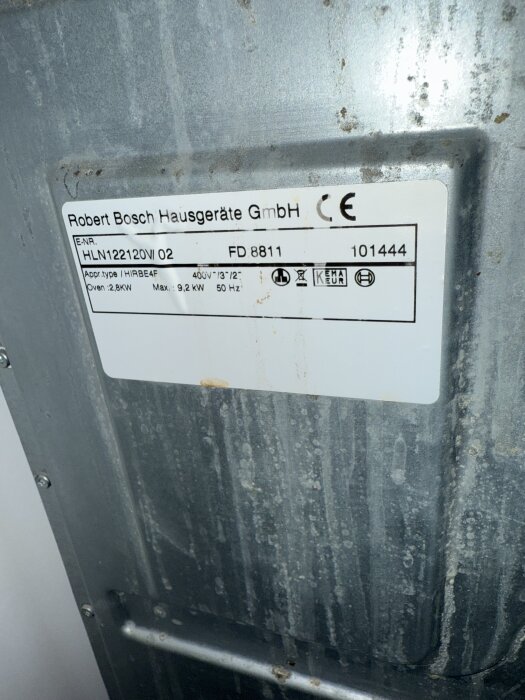 Etikett på baksidan av en Bosch-spis med modell- och effektinformation, inklusive 400V, 2.8kW och 9.2kW.