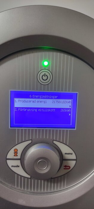 Display på värmepump visar producerad energi 217560,82 kWh och förbrukning eltillskott 265 kWh.