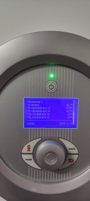 Display på värmepump med temperaturinformation: T6 Hetgas 81,7°C, T8 Värmebärare ut 47,9°C, T9 Värmebärare in 42,0°C.