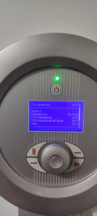 Digital display på en pump med temperaturvisning och kontrollknapp, indikerar 42,2°C för T3 varmvatten.