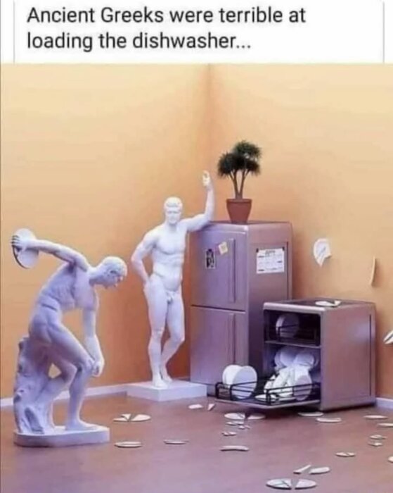 Statyer av antika greker i ett modernt kök, en diskmaskin med trasiga tallrikar, text om att antikens greker var dåliga på att fylla diskmaskinen.