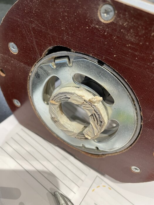 Närbild av en kopierring på en maskin, improviserat med tejp.