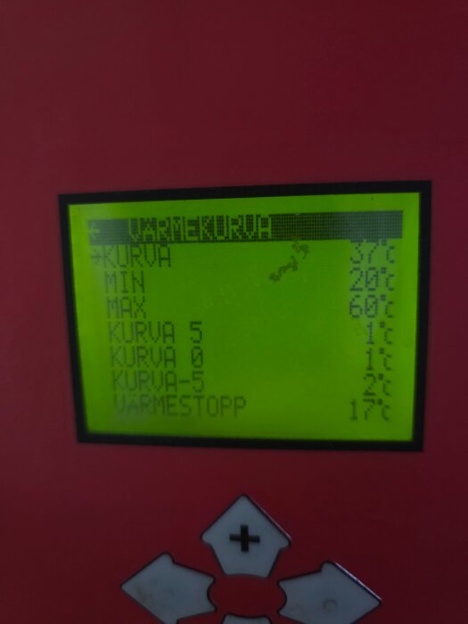Digital termostatdisplay visar inställningar för värmekurva, med värden för "kurva", "min", "max" och "värmestopp" inställda på olika grader Celsius.