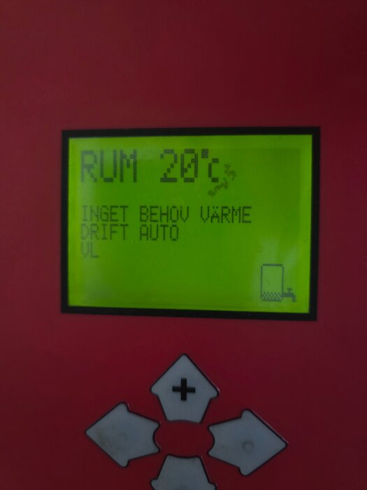 Display med texten "RUM 20°, inget behov värme, drift auto" på värmepumpspanel.