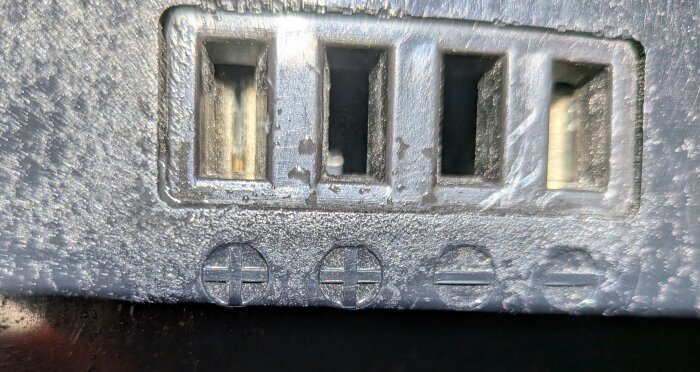 Fyra likströmskontakter på en batteri- eller solpanelanslutning, markerade med plus- och minustecken, används vid camping med Anker-system.