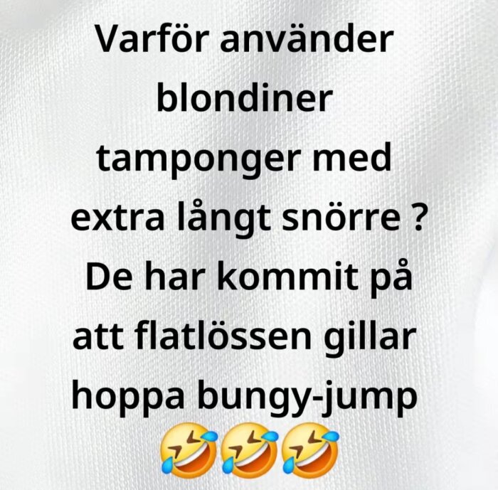 En skämtbild med texten: "Varför använder blondiner tamponger med extra långt snöre? De har kommit på att flatlössen gillar hoppa bungy-jump" följt av skrattande emojis.
