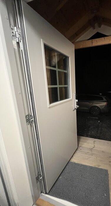 Branddörr med hängande problem visas halvöppen; märken visar där dörren tar i. Justeringspunkter är färgmarkerade för att underlätta hjälp.