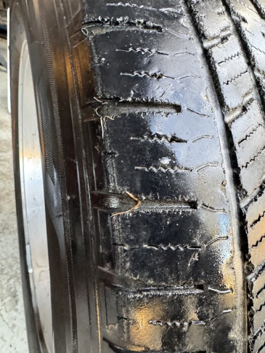 Slitet däck med udda kordsläpp, mönsterdjupet nära 4 mm.