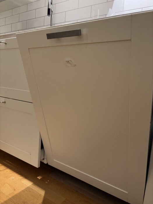 Vit kökslåda med handtag, del av Grytnäs köksserie.