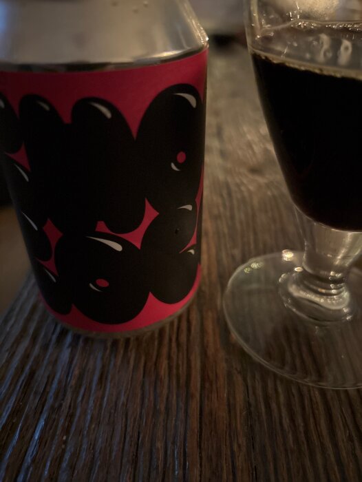 En burk med etiketten Chocococo från Bad Boys Brewing, bredvid ett glas mörk stout på ett bord.