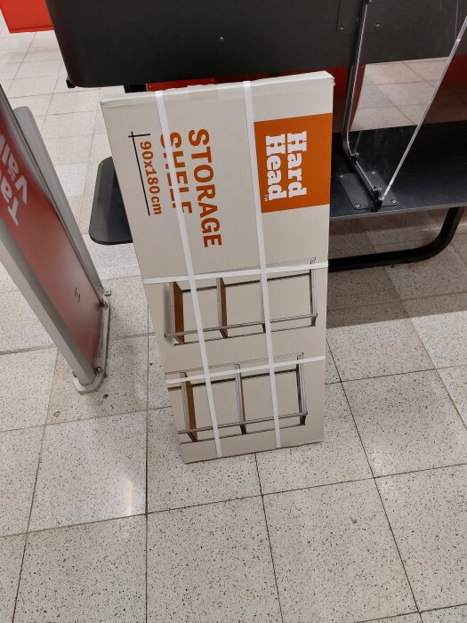 Förpackning med en Hard Head hylla, 90x180 cm, i en butik.