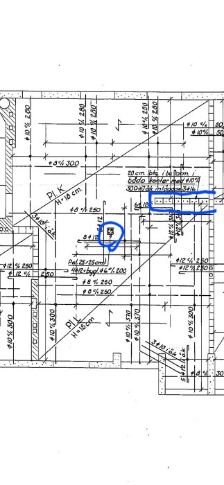 Byggplan med markeringar; ett område markerat med blå cirkel och ytterligare ett med blått streckad linje.