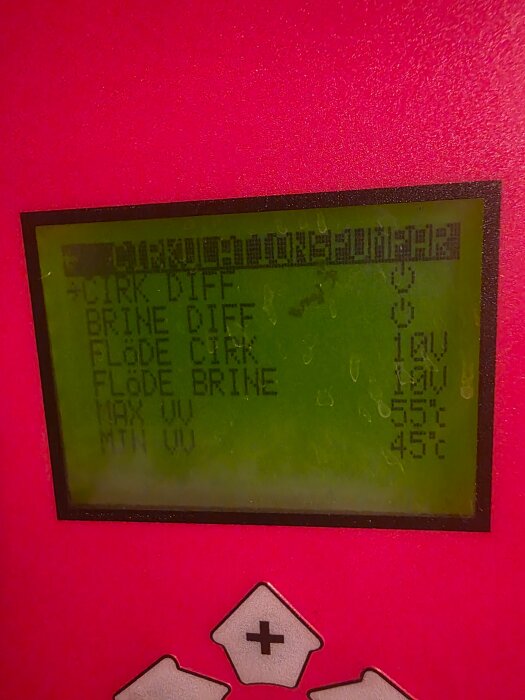 Display på cirkulationspumps servicemeny, visar maxflöde för cirkulationspump och brine. Skärm med text och knappar under.