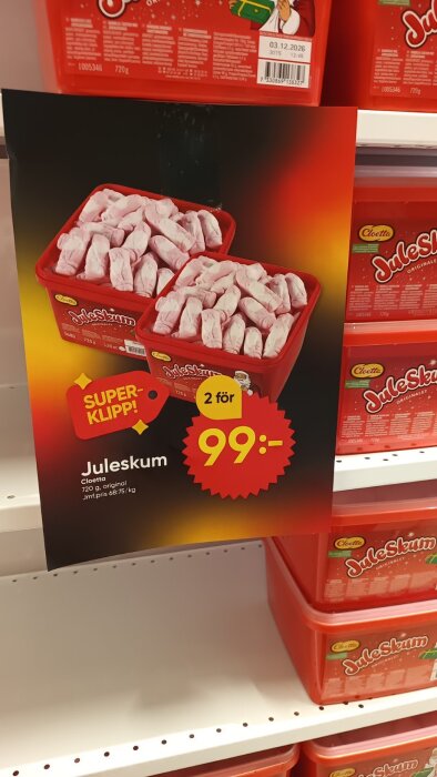 Reklamskylt och förpackningar med godiset Juleskum från Cloetta, erbjudande 2 för 99 kronor.