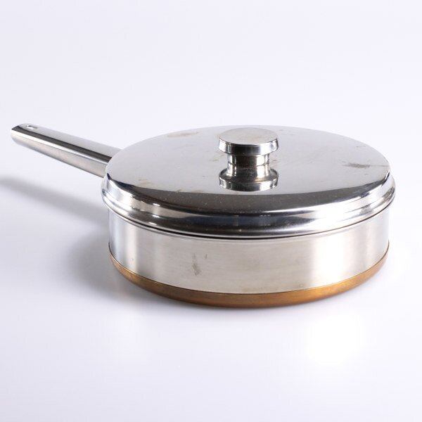 Gammal Nilsjohan traktörpanna i rostfritt stål med tjock kopparbotten och handtag, visas på en vit bakgrund.