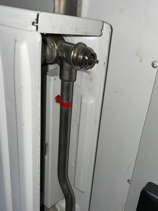 Radiatorrör med termostatanslutning visas, gänga för termostat är synlig. Användare söker termostat med 20 mm gängdiameter.