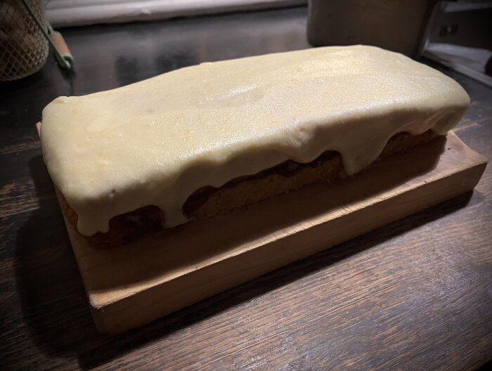 Rektangulär jultårta med saffran och apelsinsmörkräm på träbricka, serverad under adventsfika.