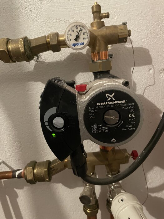 Vattenpump och manometer i rörsystem, märke Grundfos. Изухи innebärByte av igenkleggade slangar.