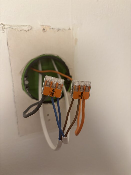 Elektriska kablar i en väggdosa med kopplingsklämmor, en del av ett installationsprojekt nämnt i inlägget.