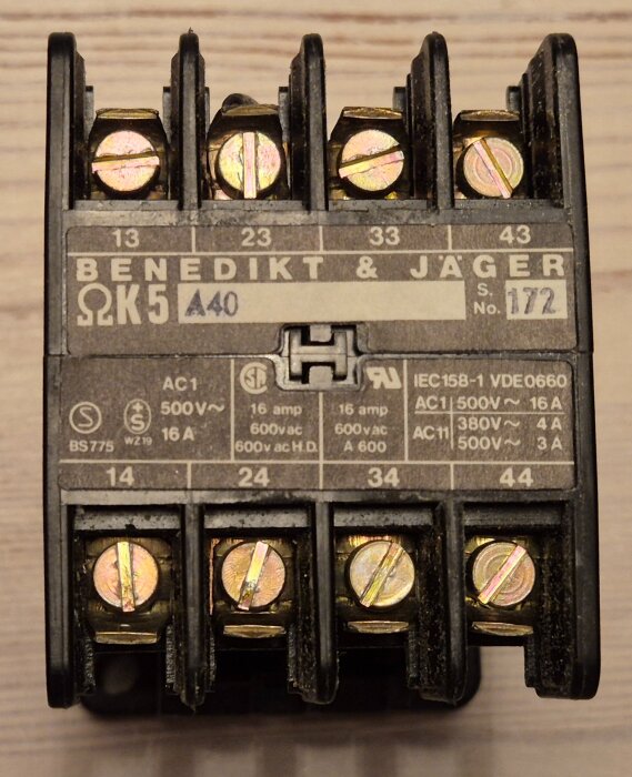 Gammal kontaktor från Benedikt & Jäger med skruvterminaler och märkningar för spänning och ström.