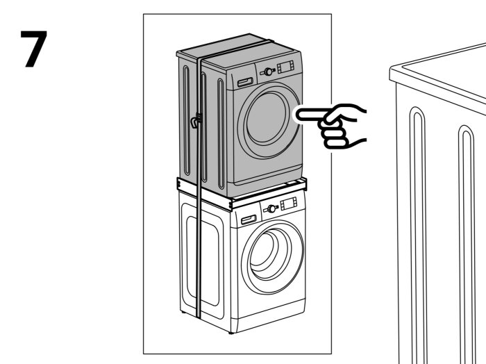 Illustration av torktumlare och tvättmaskin staplade, säkrade med spännband. En hand pekar mot torktumlaren. Nummer sju visas.