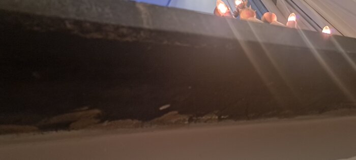 Sort, ubehandlet overflade set fra undersiden.